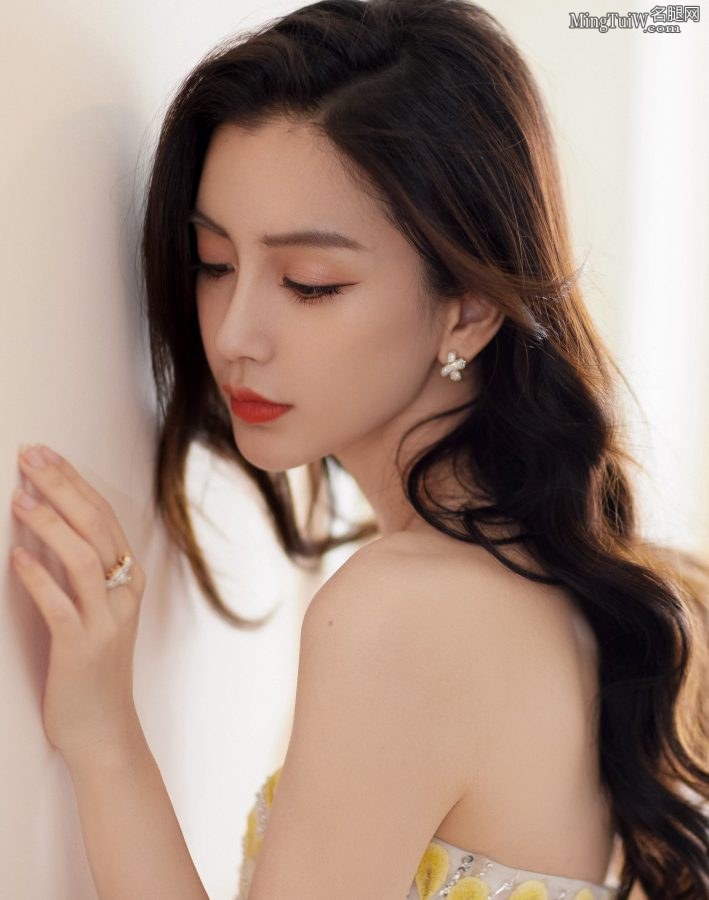 Angelababy杨颖穿低胸礼服秀美肩玉沟，玉足踩透明一字带高跟鞋(5/11)