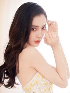 Angelababy杨颖穿低胸礼服秀美肩玉沟，玉足踩透明一字带高跟鞋