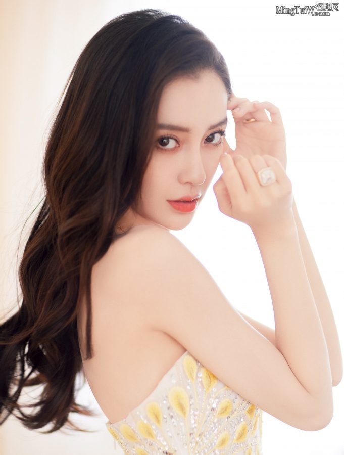 Angelababy杨颖穿低胸礼服秀美肩玉沟，玉足踩透明一字带高跟鞋(6/11)