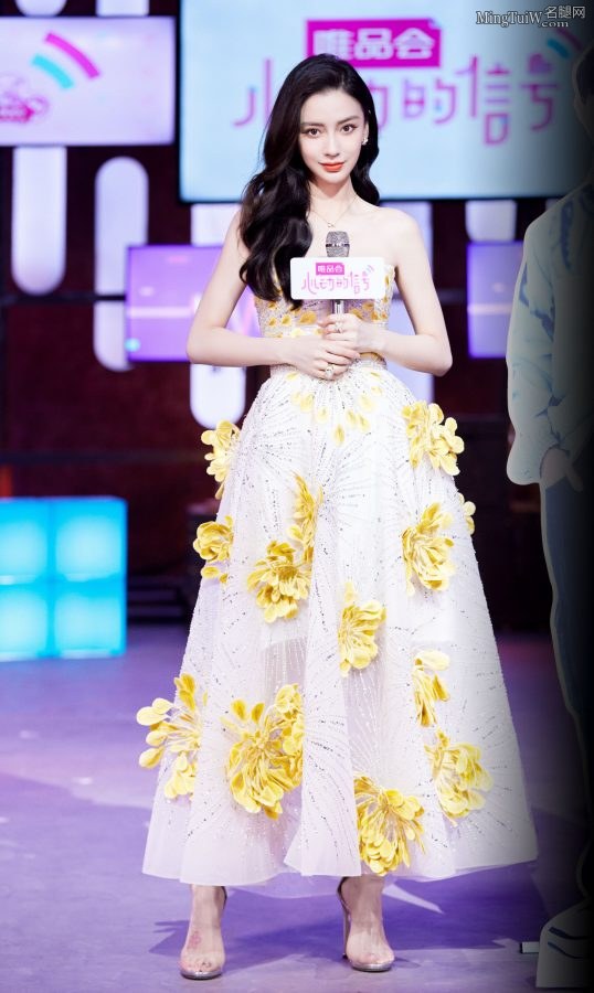 Angelababy杨颖穿低胸礼服秀美肩玉沟，玉足踩透明一字带高跟鞋(7/11)