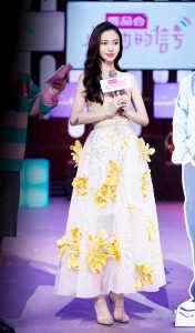 Angelababy杨颖穿低胸礼服秀美肩玉沟，玉足踩透明一字带高跟鞋