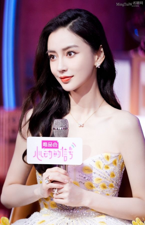 Angelababy杨颖穿低胸礼服秀美肩玉沟，玉足踩透明一字带高跟鞋(9/11)
