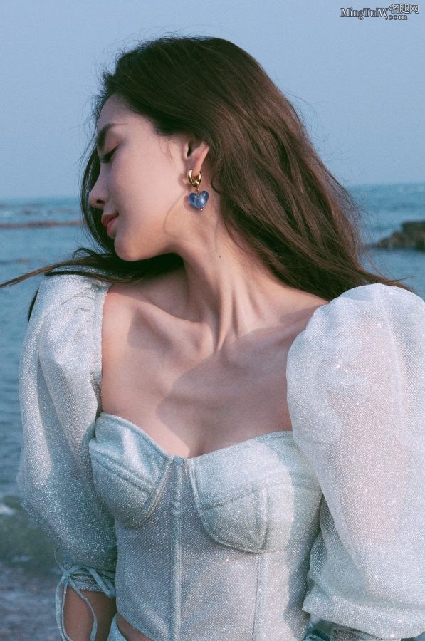 Angelababy海边展示自己纤细的美腿这身材太好了(3/5)