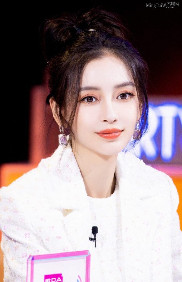 Angelababy长腿穿高跟凉拖美艳性感(11/13)