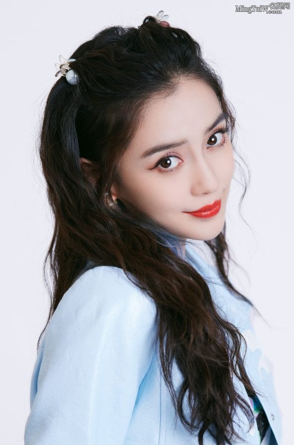 Angelababy双马尾青春甜美，细长美腿令人心动(5/8)