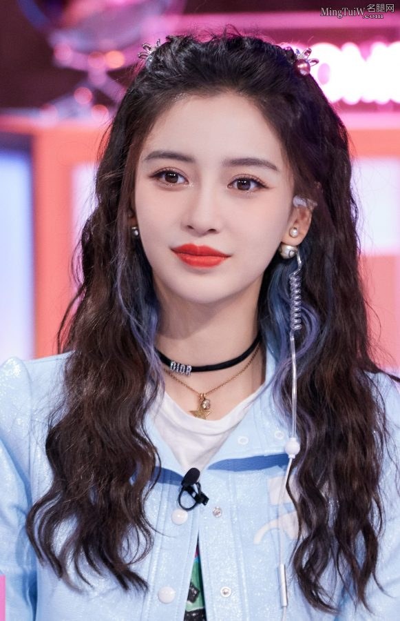 Angelababy双马尾青春甜美，细长美腿令人心动(7/8)