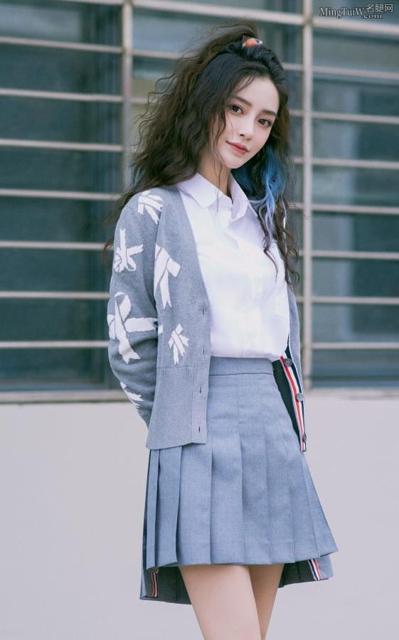 《心动的信号4》杨颖半高马尾清爽造型，细腿美脸引人注目(4/9)