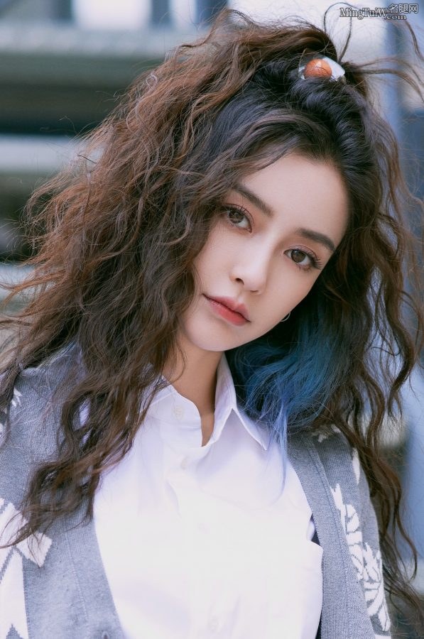 《心动的信号4》杨颖半高马尾清爽造型，细腿美脸引人注目(5/9)