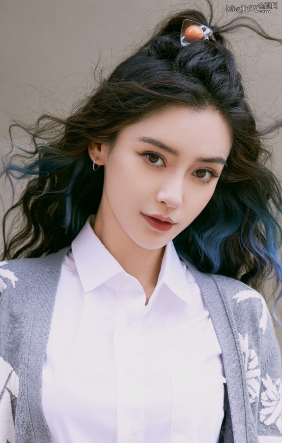 《心动的信号4》杨颖半高马尾清爽造型，细腿美脸引人注目(6/9)