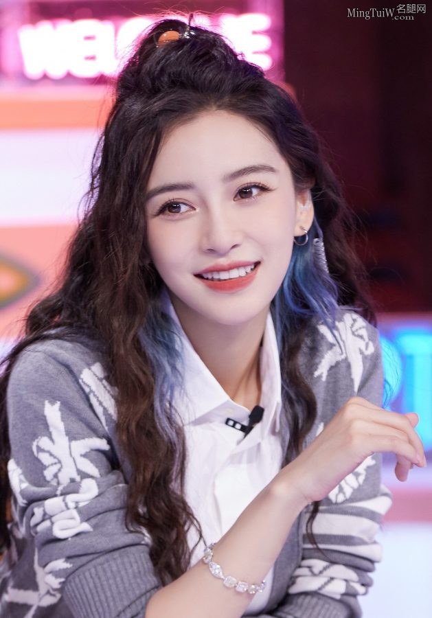 《心动的信号4》杨颖半高马尾清爽造型，细腿美脸引人注目(7/9)