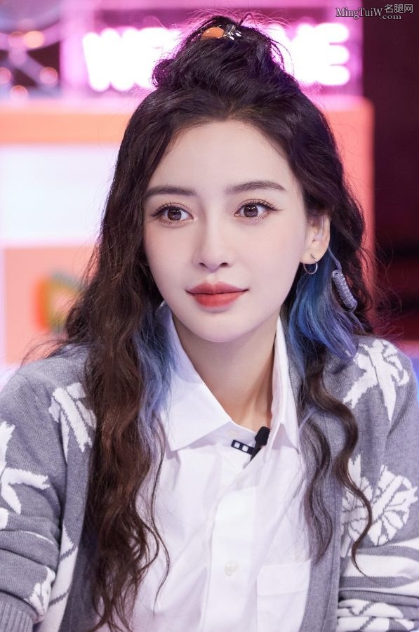 《心动的信号4》杨颖半高马尾清爽造型，细腿美脸引人注目(8/9)