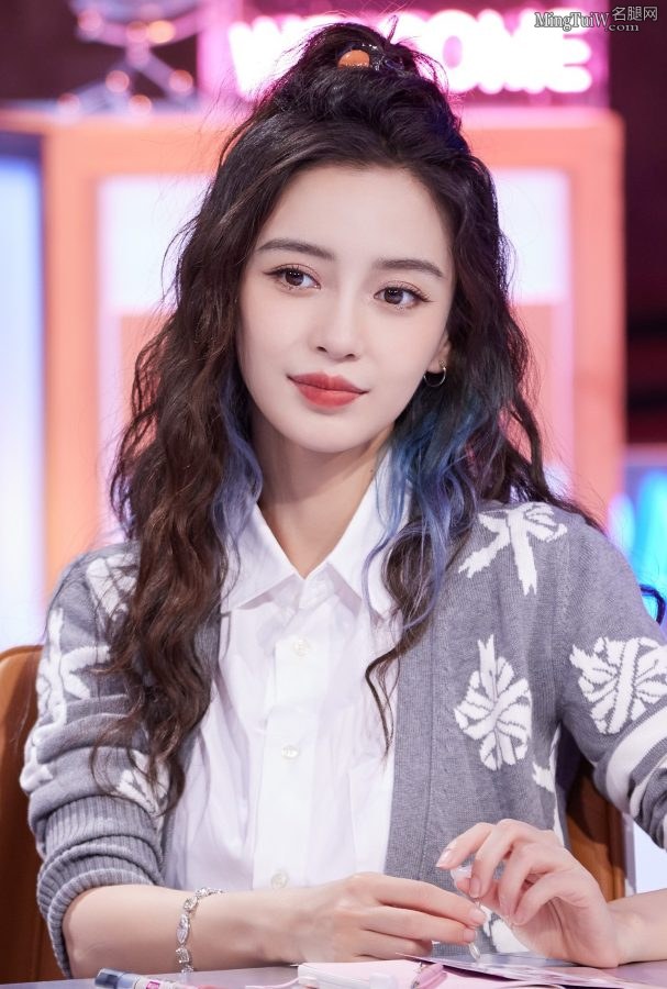 《心动的信号4》杨颖半高马尾清爽造型，细腿美脸引人注目(9/9)