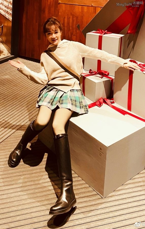 女老板尹峰穿格子短裙黑丝袜露大腿扮嫩(2/2)