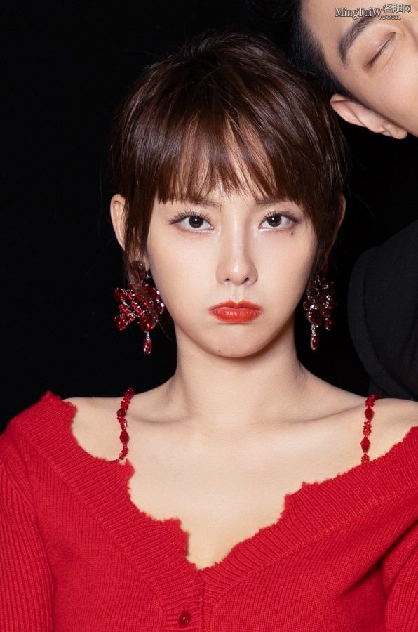 Zhang Jiani wears a pair of beautiful red cool high heels on her beautiful feet(4/6)