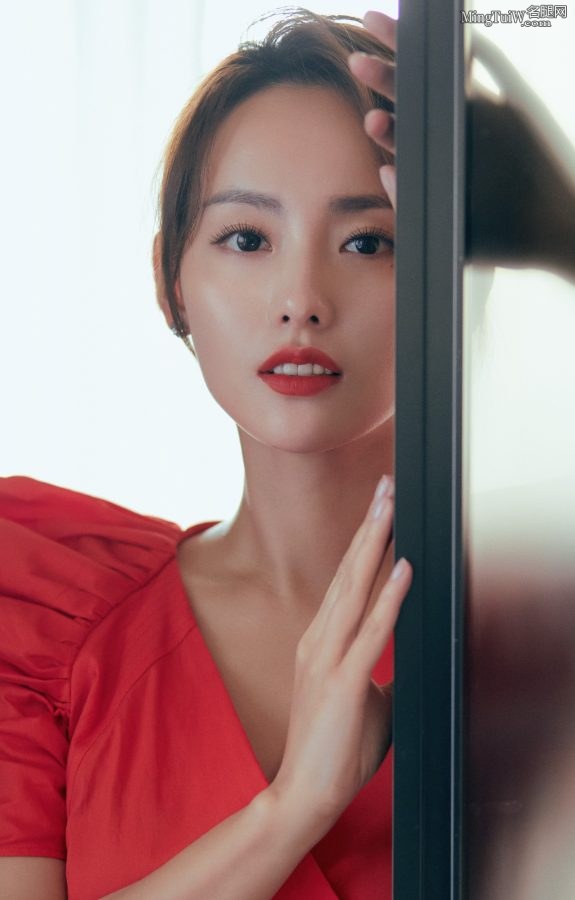 女明星张嘉倪脚穿性感红色凉高跟出镜，这两条腿又直又靓(4/5)