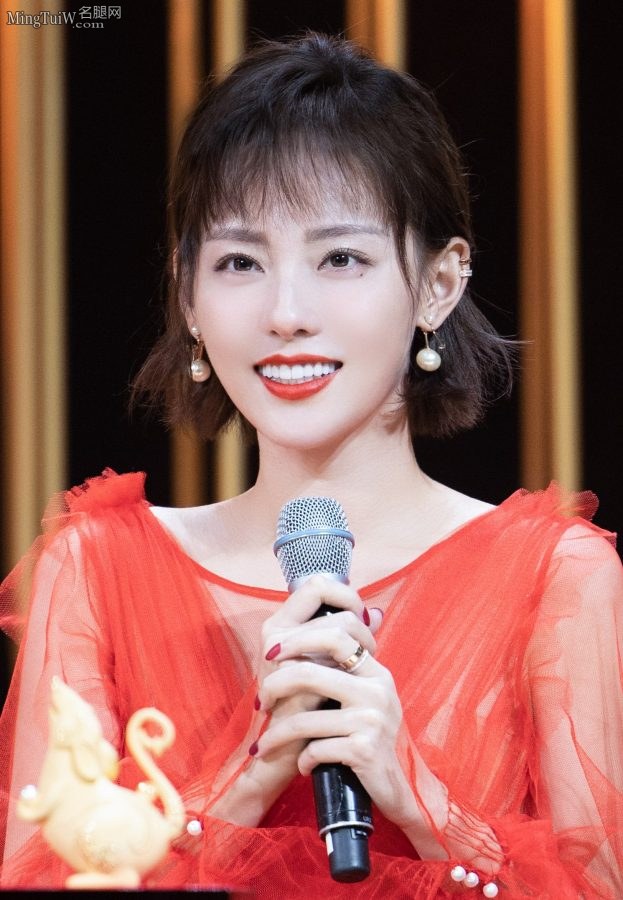 美女明星张嘉倪玉足踩防水台红色凉高跟(3/4)