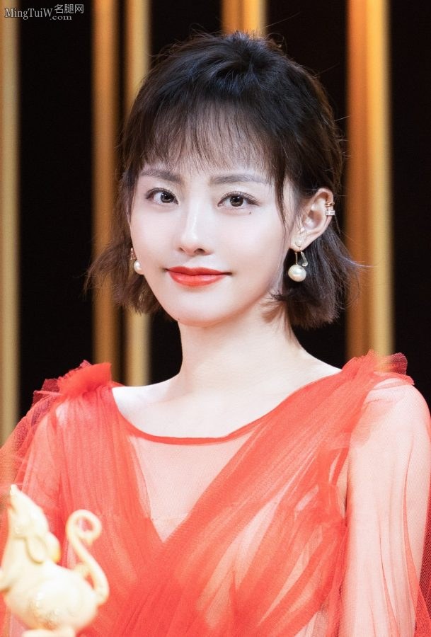 美女明星张嘉倪玉足踩防水台红色凉高跟(4/4)