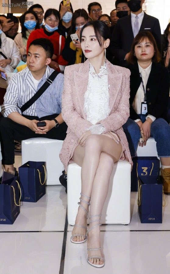 张嘉倪身穿蕾丝短裤凸显性感大长腿(2/7)