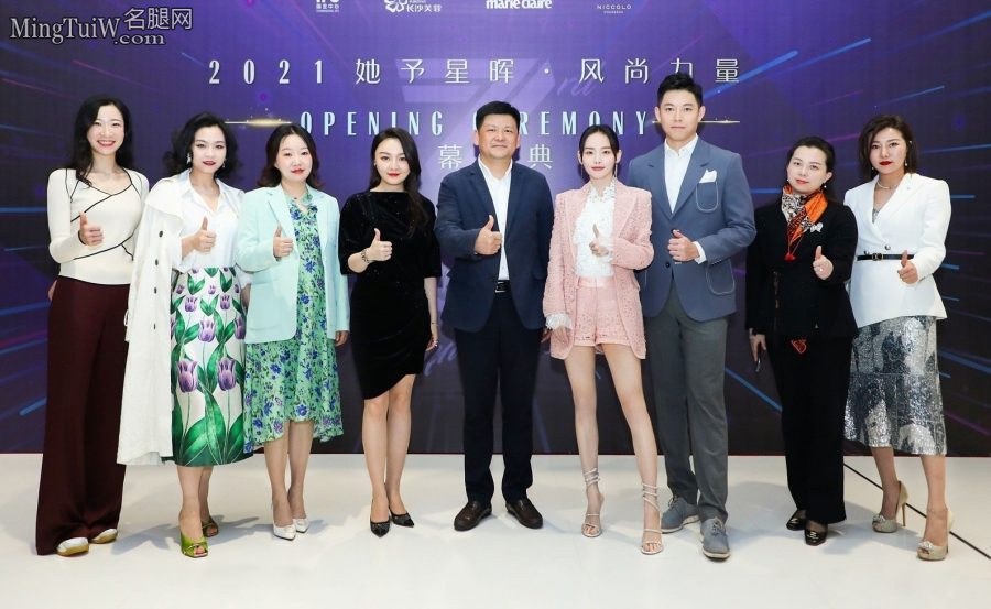 张嘉倪身穿蕾丝短裤凸显性感大长腿(7/7)