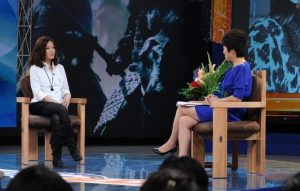 《背后的故事》赵薇穿黑丝袜靴子接受主持人张丹丹采访