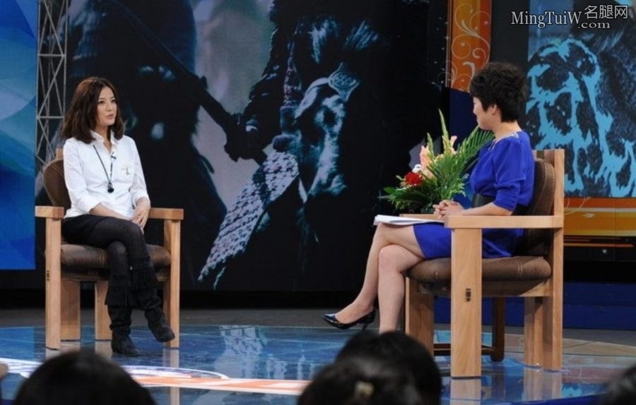 《背后的故事》赵薇穿黑丝袜靴子接受主持人张丹丹采访(3/17)