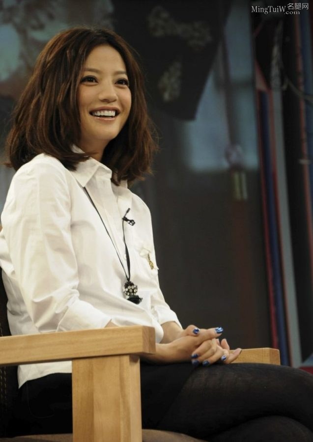 《背后的故事》赵薇穿黑丝袜靴子接受主持人张丹丹采访(9/17)
