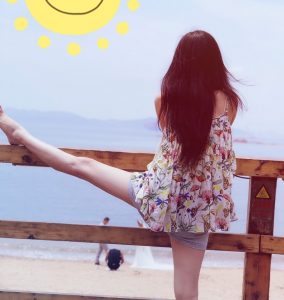 徐筠清凉着装光脚丫旅行