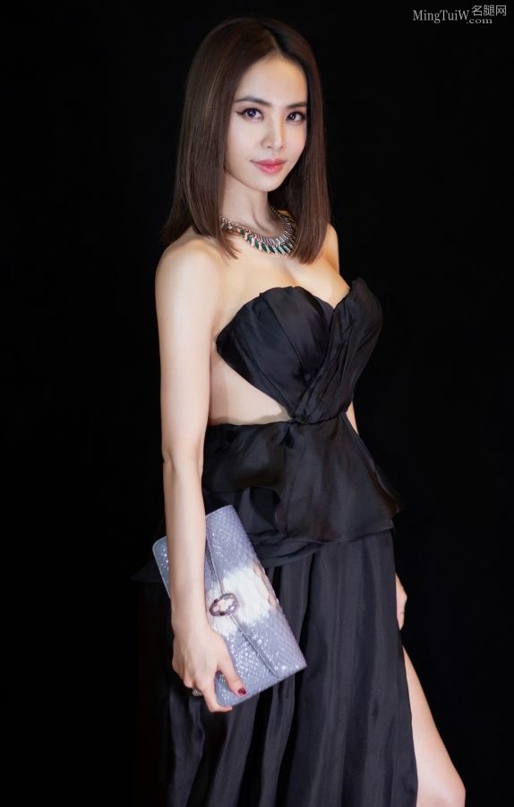 蔡依林身穿黑色礼服上半身太省布料露完整美背(7/7)