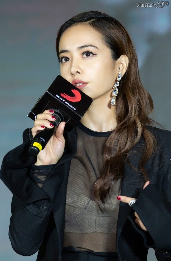 蔡依林西装上衣内黑纱透视出内衣(7/8)