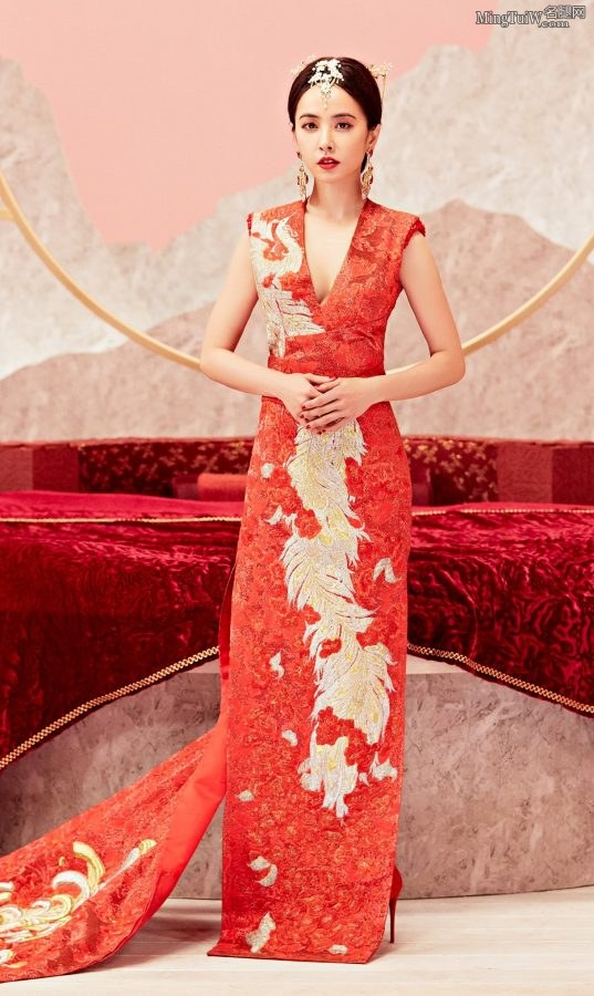 蔡依林拍写真穿深V新娘妆，小S美玉腿抢镜(4/6)