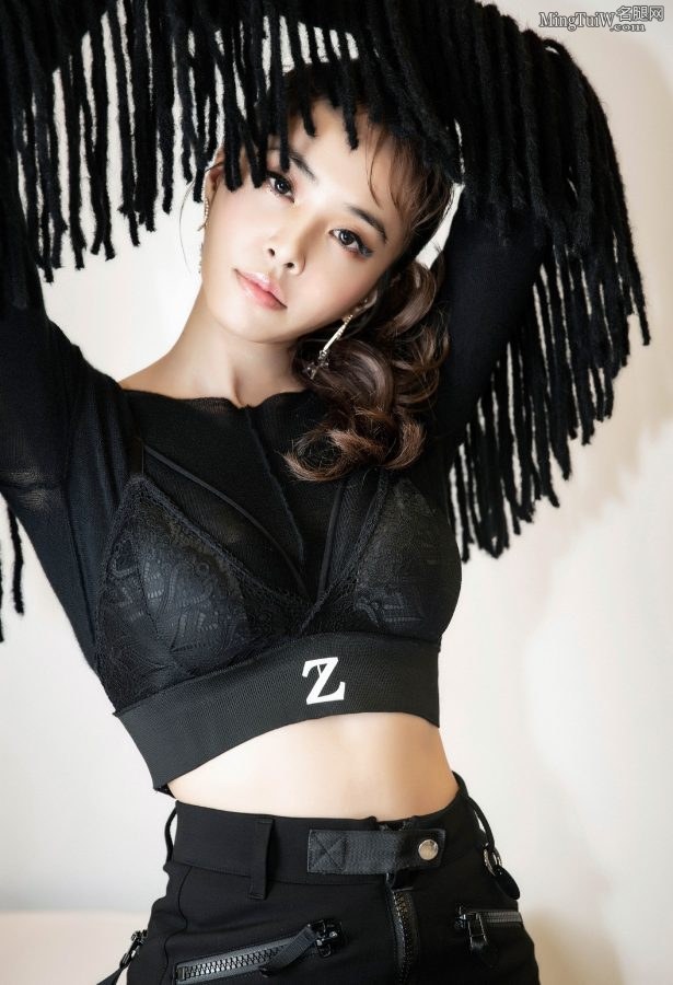 蔡依林穿黑色性感运动bra和安室奈美惠同台（第1张/共11张）