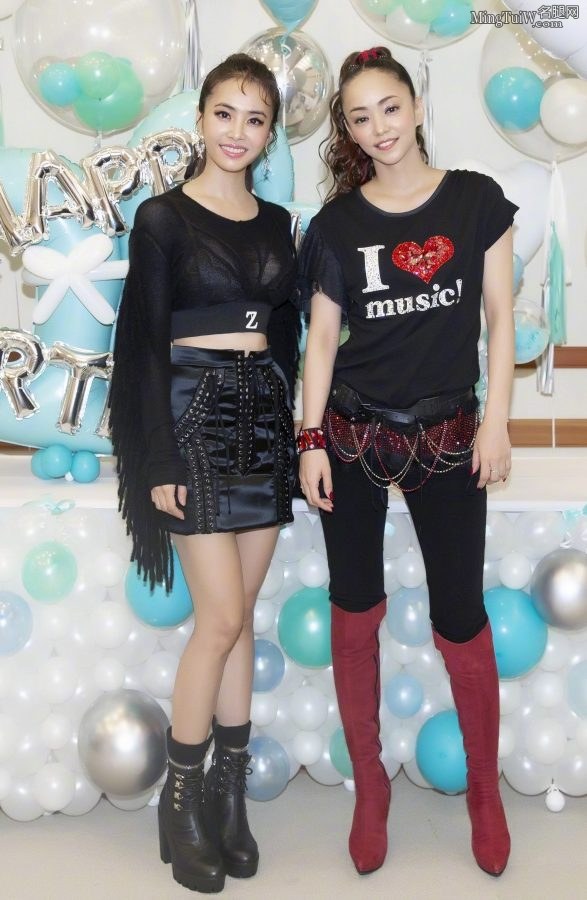 蔡依林穿黑色性感运动bra和安室奈美惠同台(11/11)