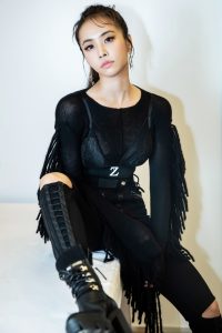蔡依林穿黑色性感运动bra和安室奈美惠同台