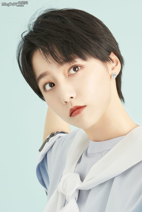 短发美少女明星成果可爱短裙玉腿纤细(5/5)