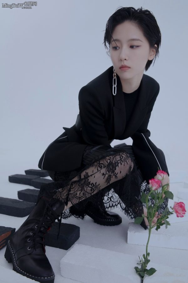 短发瘦脸妹子成果黑裙皮靴写真(1/5)