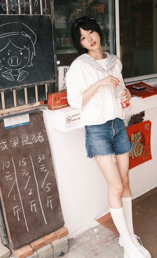 成果穿了牛仔热裤让你欣赏她美丽的大腿(4/5)