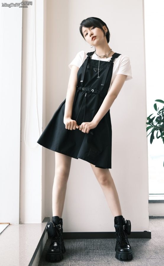 干净气质美女成果纤细的美腿(1/3)