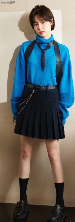 甜酷的美少女成果黑色短筒袜美腿(4/8)