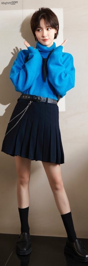 甜酷的美少女成果黑色短筒袜美腿(5/8)