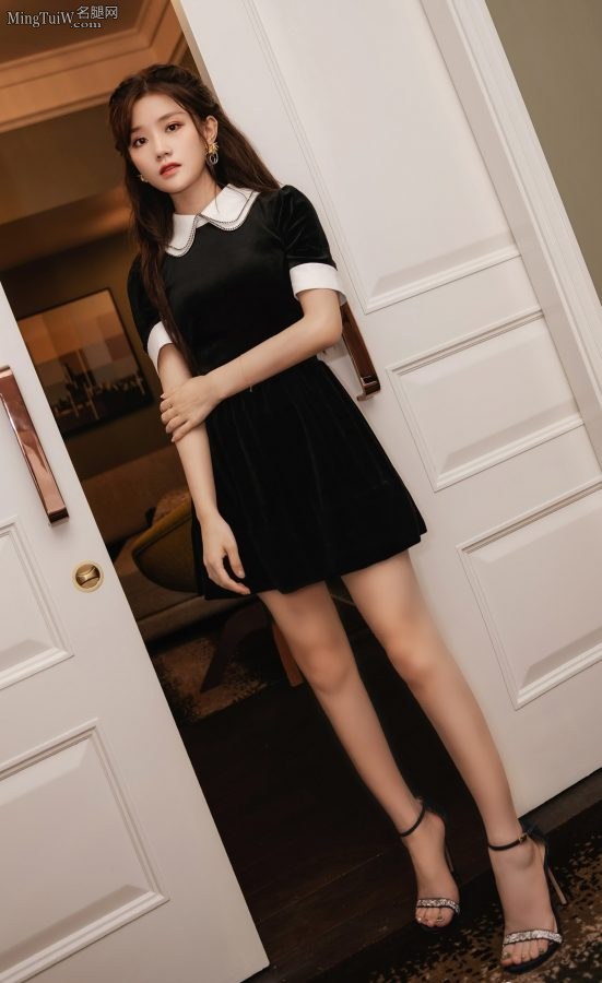 《创造101》陈意涵丝绒短裙美腿凉高跟写真(1/5)