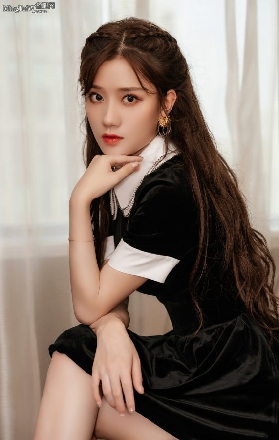 《创造101》陈意涵丝绒短裙美腿凉高跟写真(2/5)