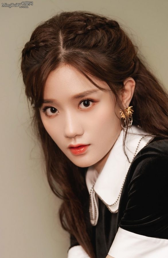 《创造101》陈意涵丝绒短裙美腿凉高跟写真(3/5)