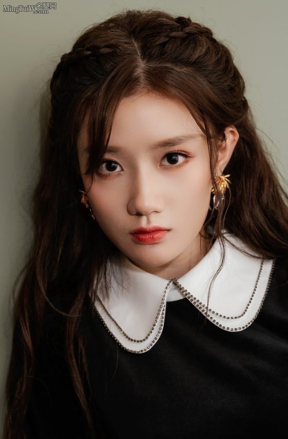 《创造101》陈意涵丝绒短裙美腿凉高跟写真(4/5)