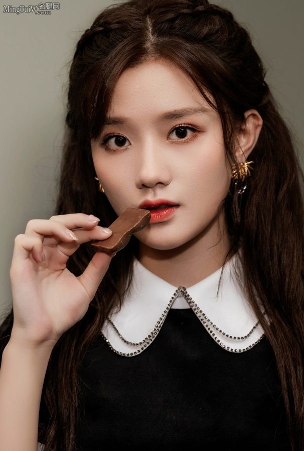 《创造101》陈意涵丝绒短裙美腿凉高跟写真(5/5)