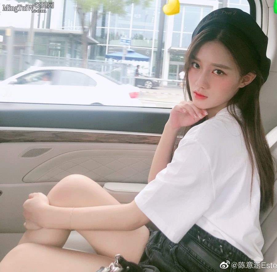 小姐姐陈意涵车内美丽的大腿(3/5)