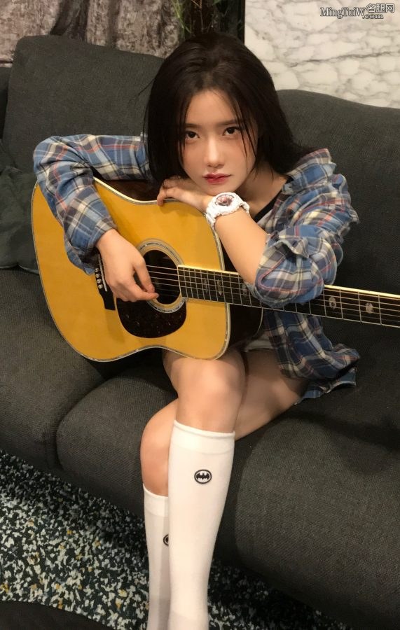 弹吉他的漂亮妹子陈意涵美腿棉筒袜（第2张/共4张）