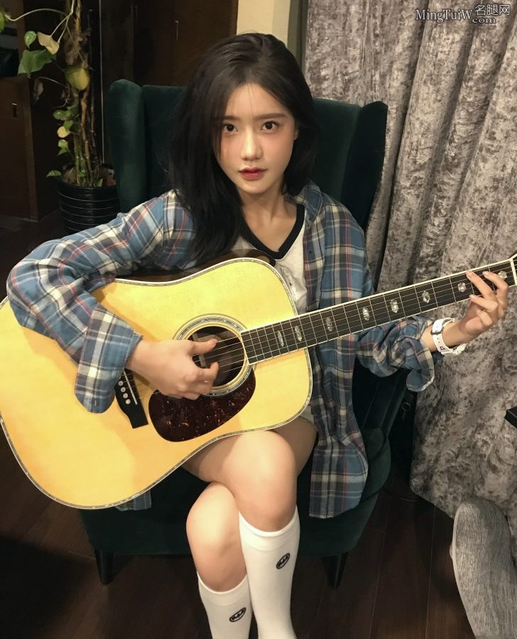 弹吉他的漂亮妹子陈意涵美腿棉筒袜(4/4)