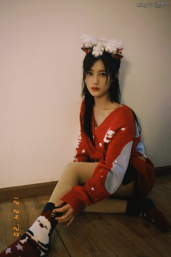 Christmas-themed Chen Yihan wears flesh-colored socks with charming legs and red lips(1/8)