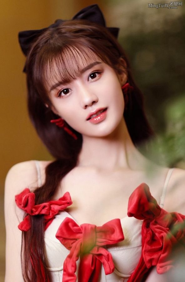 清纯的妹子陈意涵穿露肩低胸礼服微露事业线(10/10)