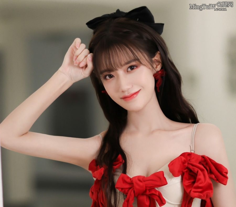 清纯的妹子陈意涵穿露肩低胸礼服微露事业线(2/10)